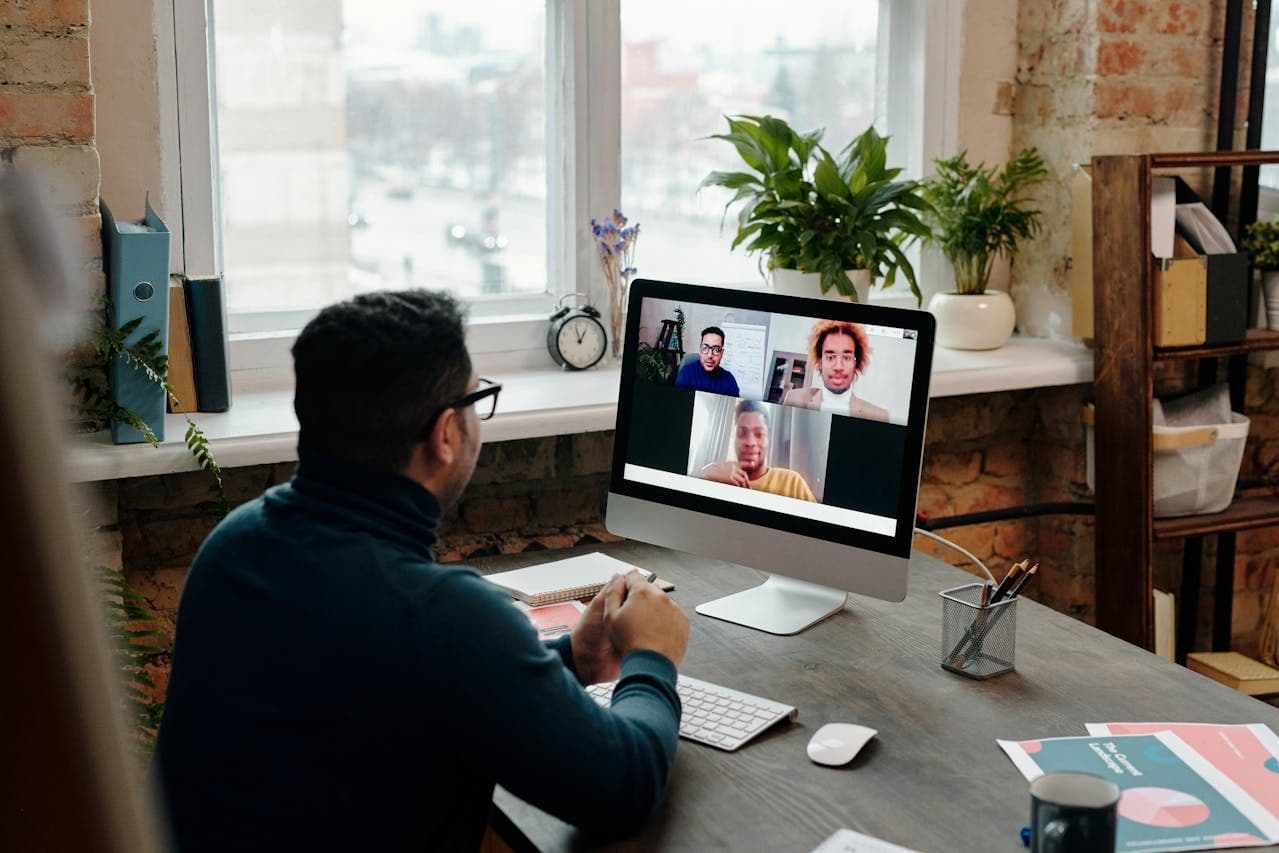 Beyond Zoom: How Web-based VR Boosts Creativity in Hybrid Teams
